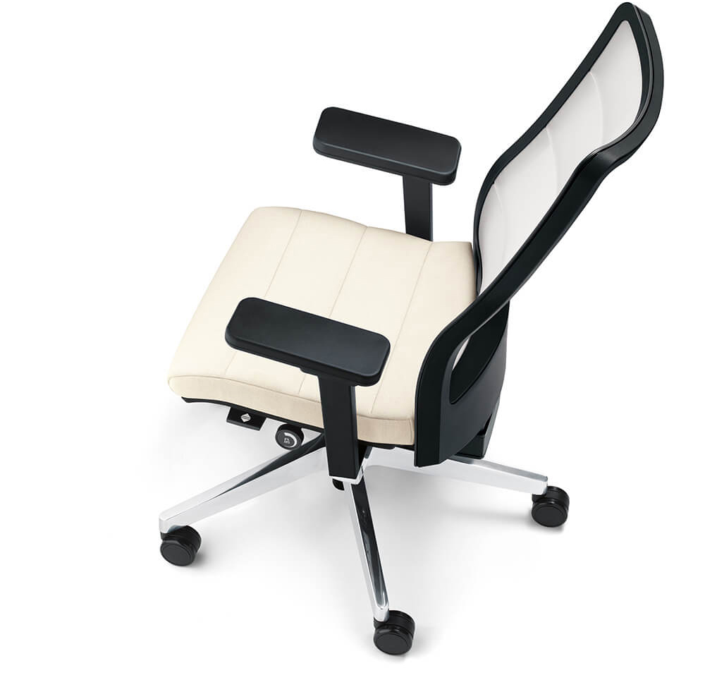 Vista laterale della sedia da ufficio ergonomica AIRPAD con sedile e schienale in rete di colore chiaro.