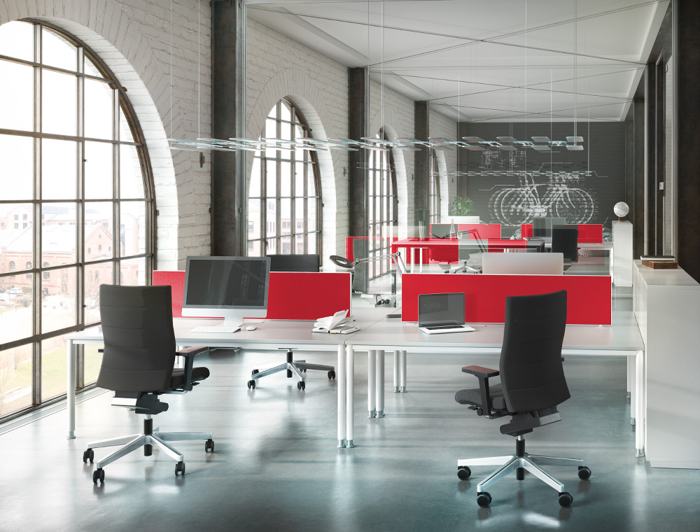 Flere høje kontorstole CHAMP i farven sort skaber optisk perfektion i dette storrumskontor med stor lysgennemstrømning.