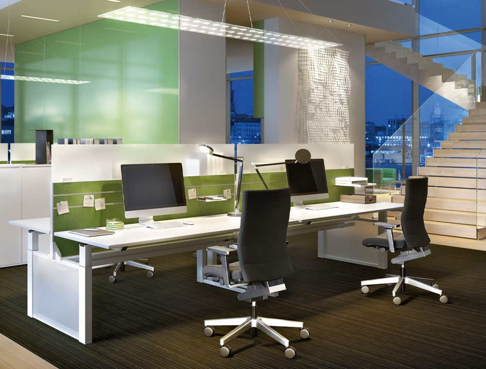 Den stilfulde og høje kontorstol CHAMP set fra siden og bagfra og i farven grå i moderne arbejdsmiljø.