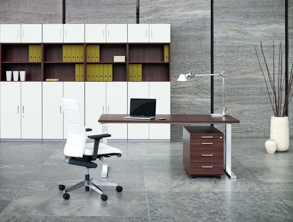 La elegantísima silla de escritorio alta CHAMP en color blanco, en una oficina moderna.