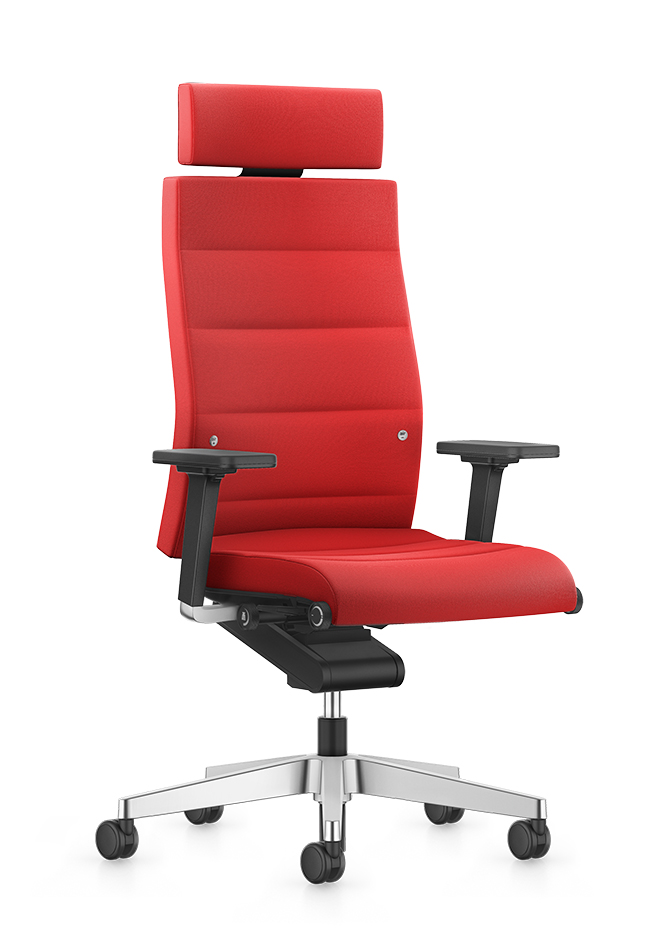 Den høje skrivebordsstol CHAMP set forfra med indstillelig nakkestøtte med moderne styling. Sæde-, ryglæns- og nakkestøttebetræk i rødt. 2D T-armlæn, der kan indstilles i højden og bredden, udgør en elegance til den låsbare Body-Float-synkronmekanik. Et poleret aluminiumfodkryds samt dobbelthjul gør CHAMP til et ægte blikfang.