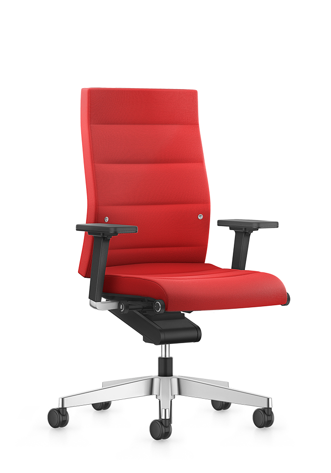 Vista frontal oblicua de la silla de escritorio alta CHAMP en rojo. Los brazos 2D en T negros y la base de aluminio equipada con ruedas dobles negras forman una unidad muy cómoda y funcional.
