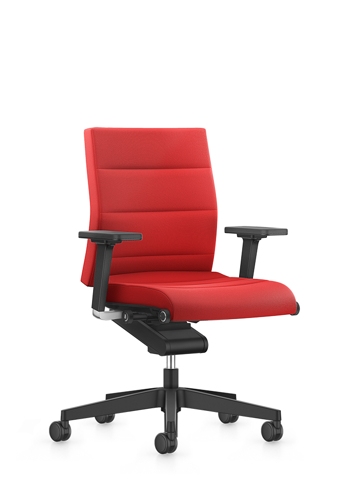 Den mellemhøje kontorstol CHAMP set forfra i moderne styling. Sæde- og ryglænsbetræk i rødt. 2D T-armlæn, der kan indstilles i højden og bredden, udgør en elegance til den låsbare Body-Float-synkronmekanik. Et sort aluminiumfodkryds samt dobbelthjul gør CHAMP til et ægte blikfang.