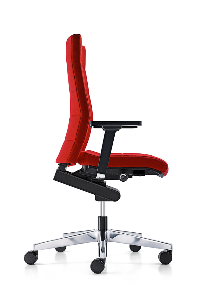Zijaanzicht van de hoge bureaustoel CHAMP in de kleur rood. De zwarte 2D T-armleggers en Body-Float-synchroontechniek vormen een eenheid, die dankzij het gepolijste aluminium voetkruis en de zwarte dubbele wielen een perfecte harmonieuze look creëert.