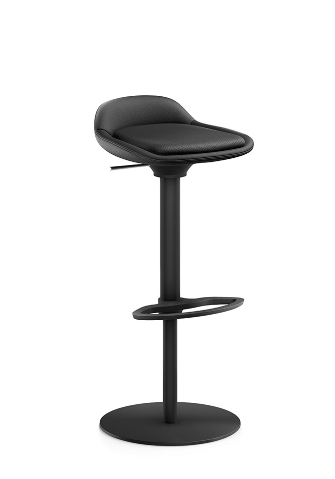 Den elegante clubstol LEMON set fra siden med sæde- og rygbetræk af sort læder, firbenet aluminiumfodkryds samt glidere i sort | by Interstuhl