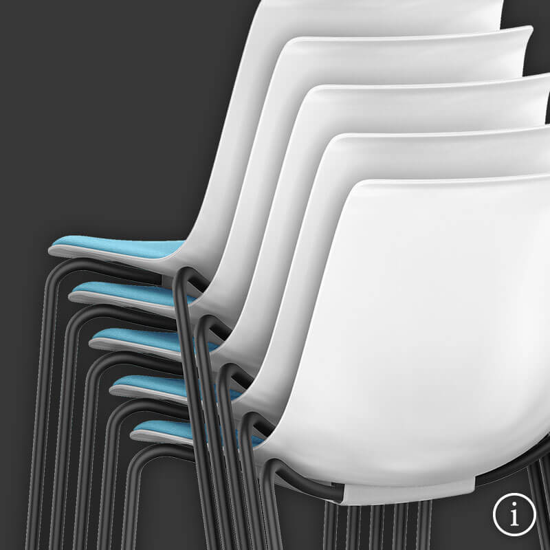 Sedie SHUFFLEis1 con guscio in plastica bianco, imbottitura del sedile blu e quattro gambe verniciate in nero impilate su sfondo grigio scuro. In basso a destra si trova un pulsante informazioni per ulteriori dettagli | by Interstuhl