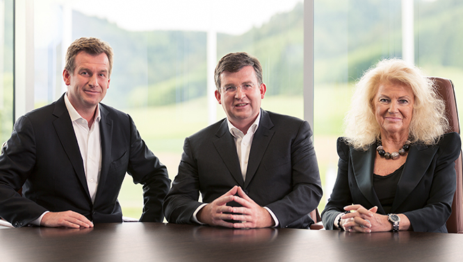 Die drei Mitglieder der Geschäftsleitung Helmut Link (l.), Joachim Link (m.) und Lenore Link (r.) sitzen gemeinsam am Tisch.