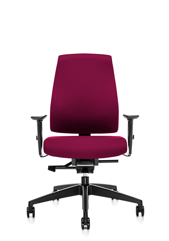 Design-kontorstolen Goal set forfra med polsterryg, sædebetræk, sorte T-armlæn og plastdele i sort (bl.a. fodkryds og søjlefunktion) | by Hans-Georg Piorek