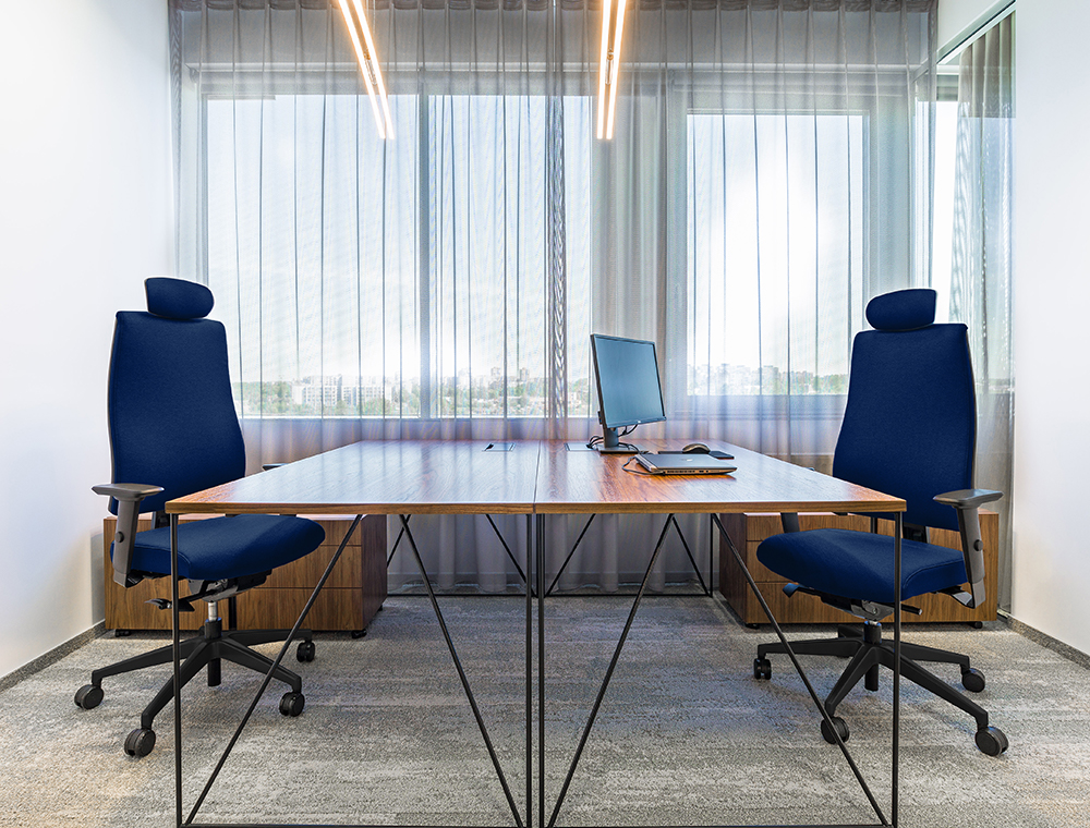 Den smarte kontorstol Goal i forskellige udførelser og diverse farver i et moderne arbejdsmiljø |by Hans-Georg Piorek