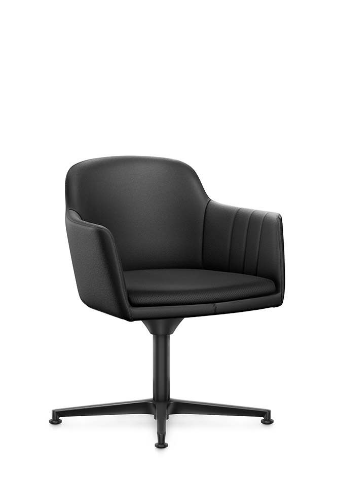 Den elegante clubstol LEMON set fra siden med sæde- og rygbetræk af sort læder, firbenet aluminiumfodkryds samt glidere i sort | by Interstuhl
