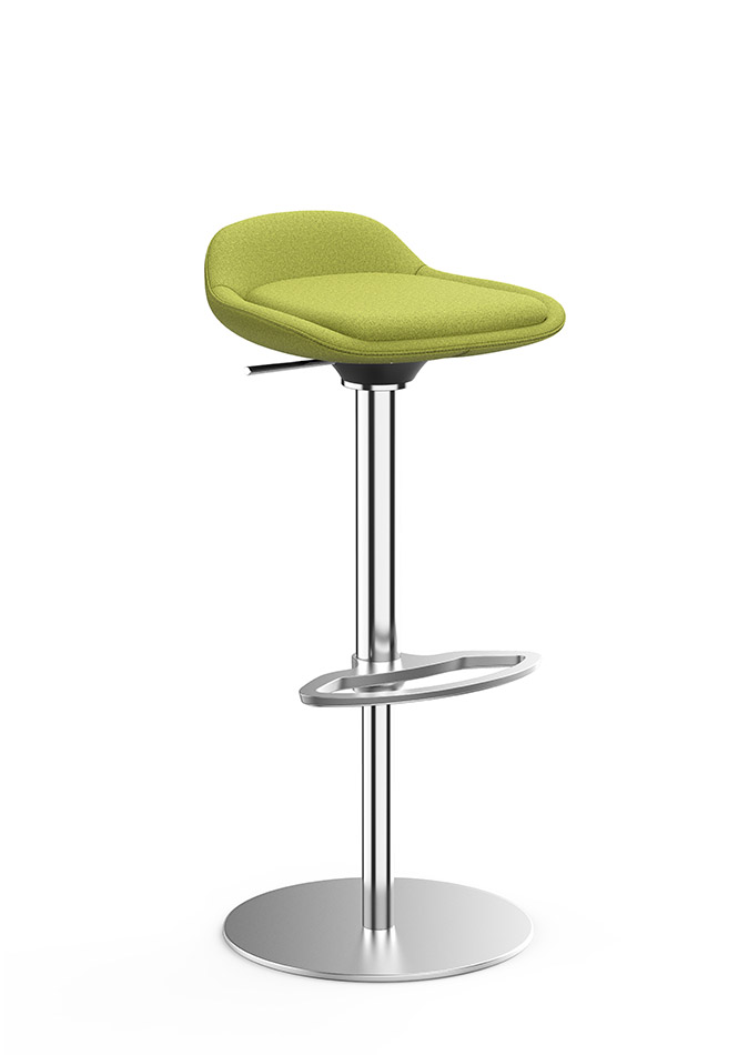 Den smarte barstol LIME set fra siden med majgrønt sæde- og rygbetræk samt forkromet stel inklusive funktionel fodhviler og stabil tallerkenfod | by studiokurbos