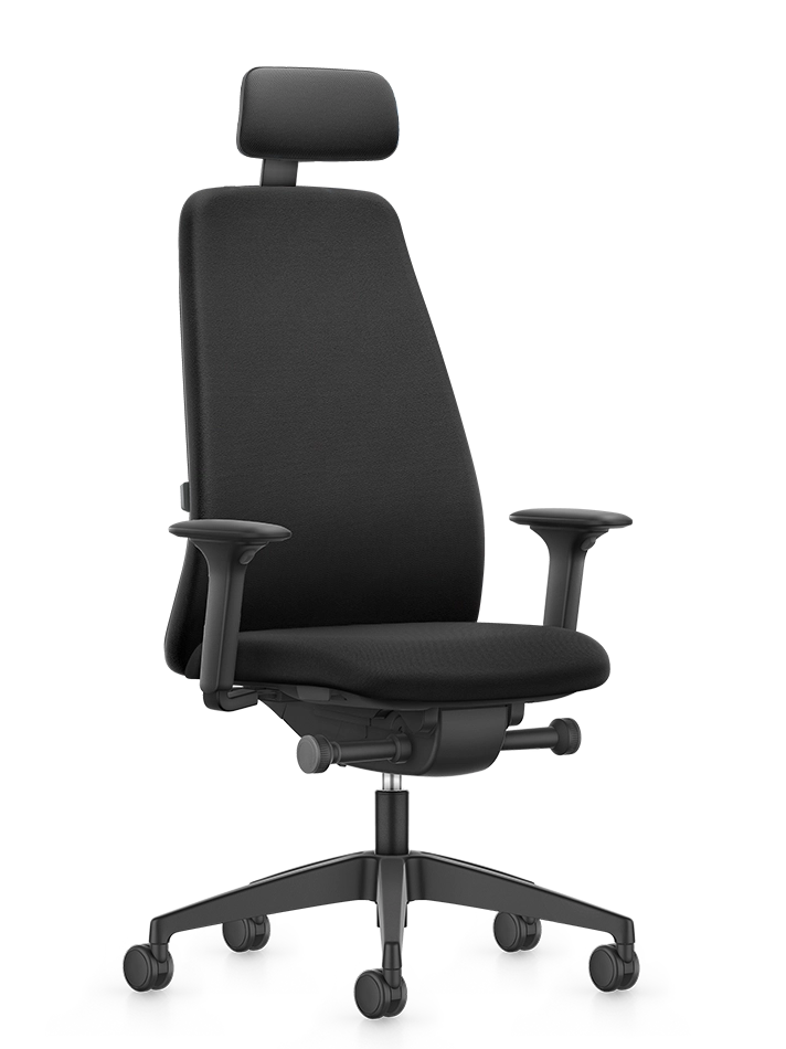 Vista frontal de la silla giratoria EVERY, con el respaldo y el asiento tapizados en negro, superficies de apoyo para los brazos negras y piezas de polipropileno negro (p. ej., la base y el marco del respaldo) | de Interstuhl 
