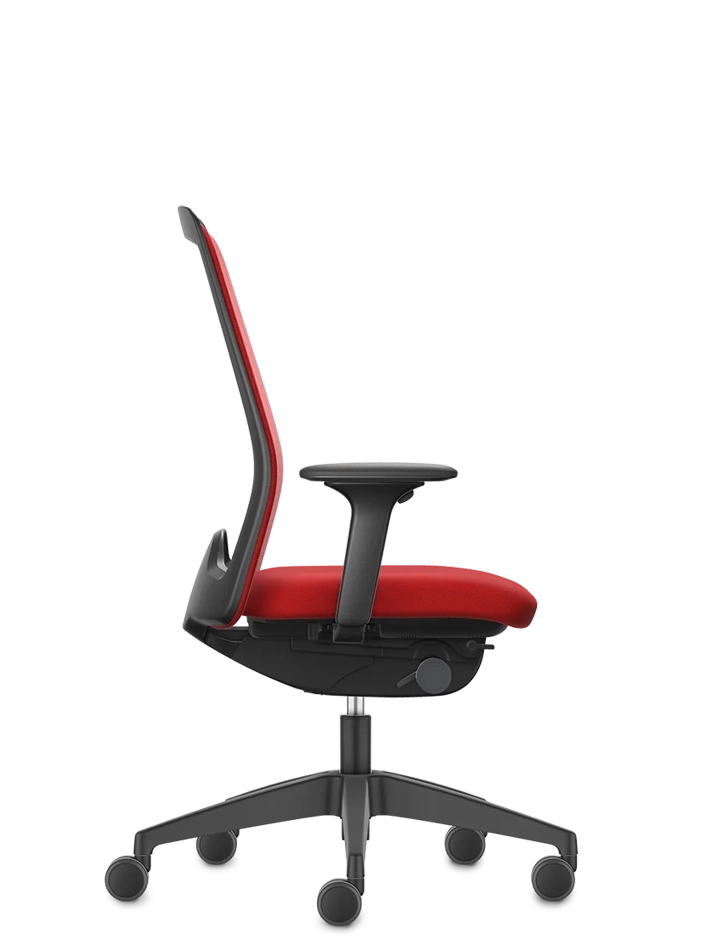 Vista lateral de la silla giratoria EVERY, con respaldo Chillback rojo, tapizado del asiento rojo, superficies de apoyo para los brazos negras y piezas de polipropileno negro (p. ej., la base y el marco del respaldo) | de Interstuhl 
