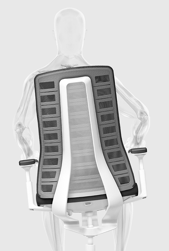 Persoon op ergonomische PURE-bureaustoel met rugleuning met zwarte netbespanning, zwart gestoffeerde zitting, witte T-armleggers en witte kunststof onderdelen (o.a. voetkruis en gasveer) in beweging 