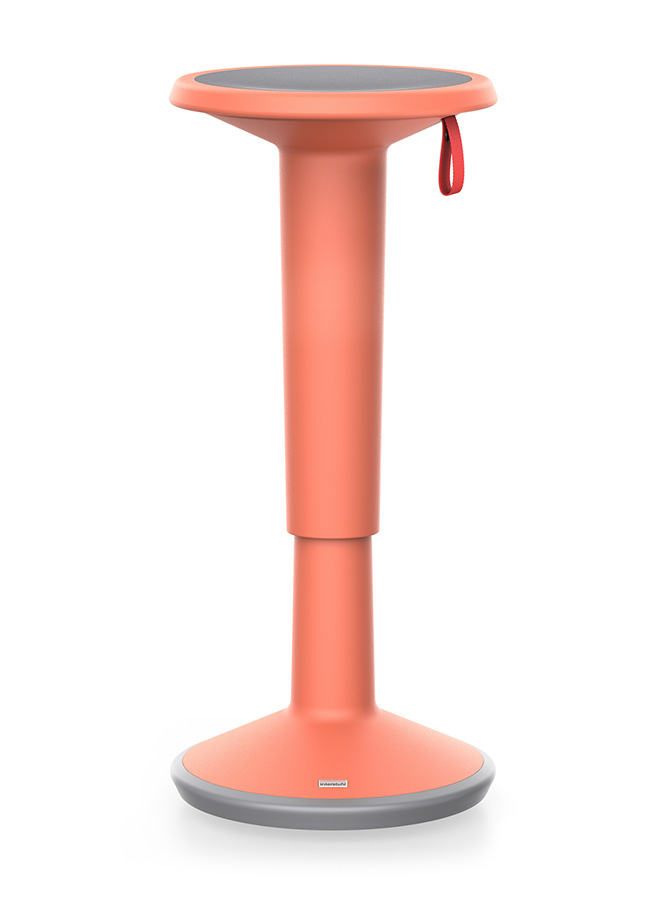 Moderner Mehrzweck-Hocker UP in der Farbe Lachsorange, höhenverstellbar an der roten Trageschlaufe.